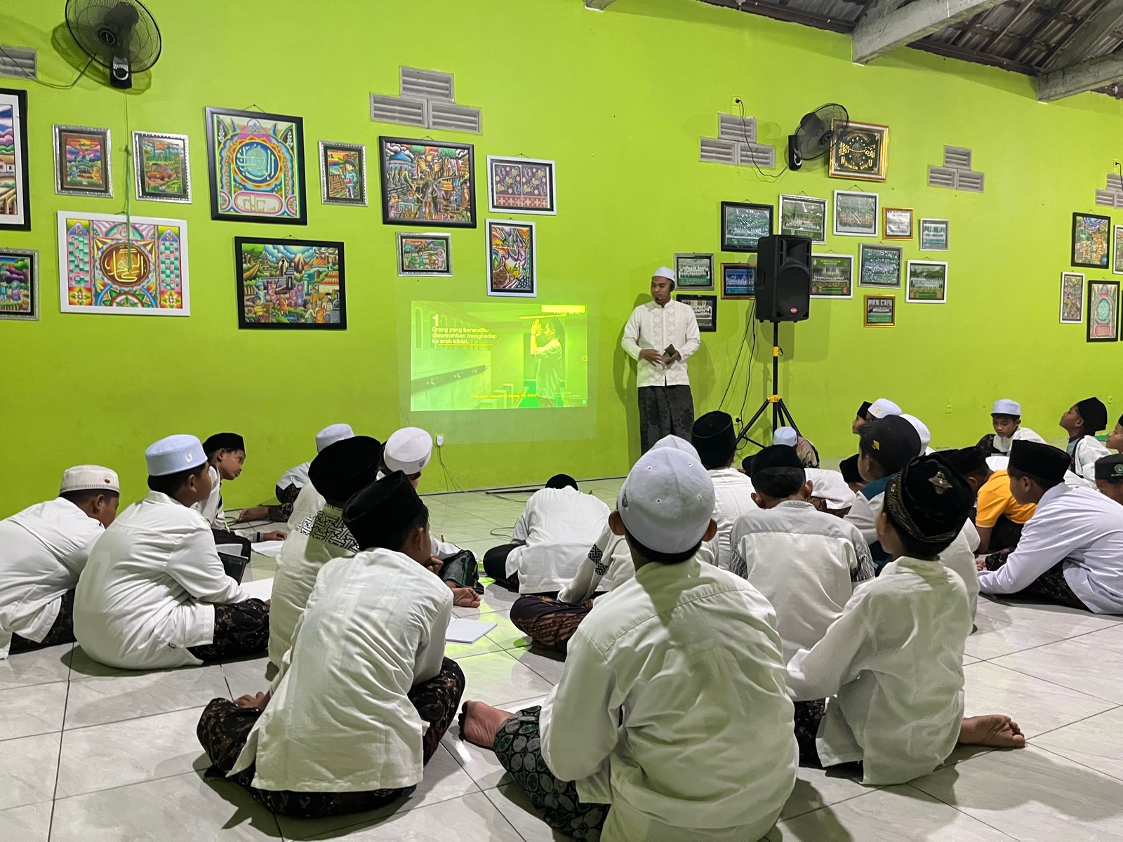PESANTREN KIDS MI MATHLAUL ULUM NGADIREJO Belajar Tata Cara Wudhu Menggunakan Air Keran dan Bak Mandi