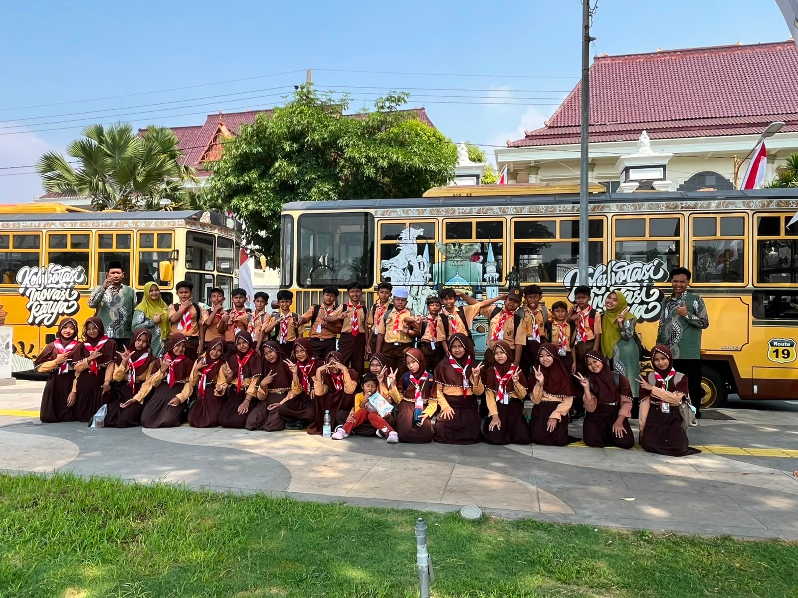 Outing Class 6 a&b Naik Bus Mas Ganteng